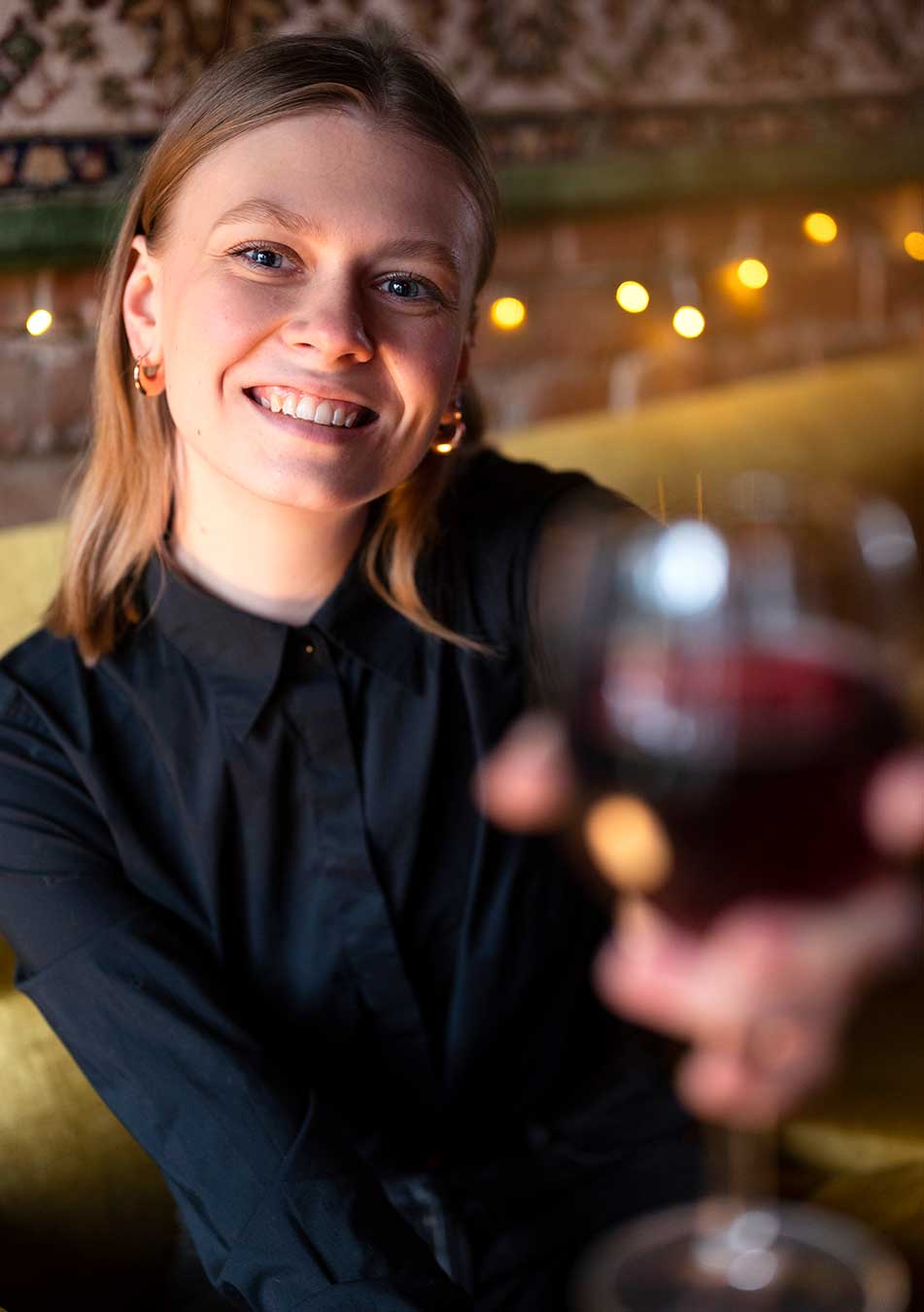 Mulher degustando vinho